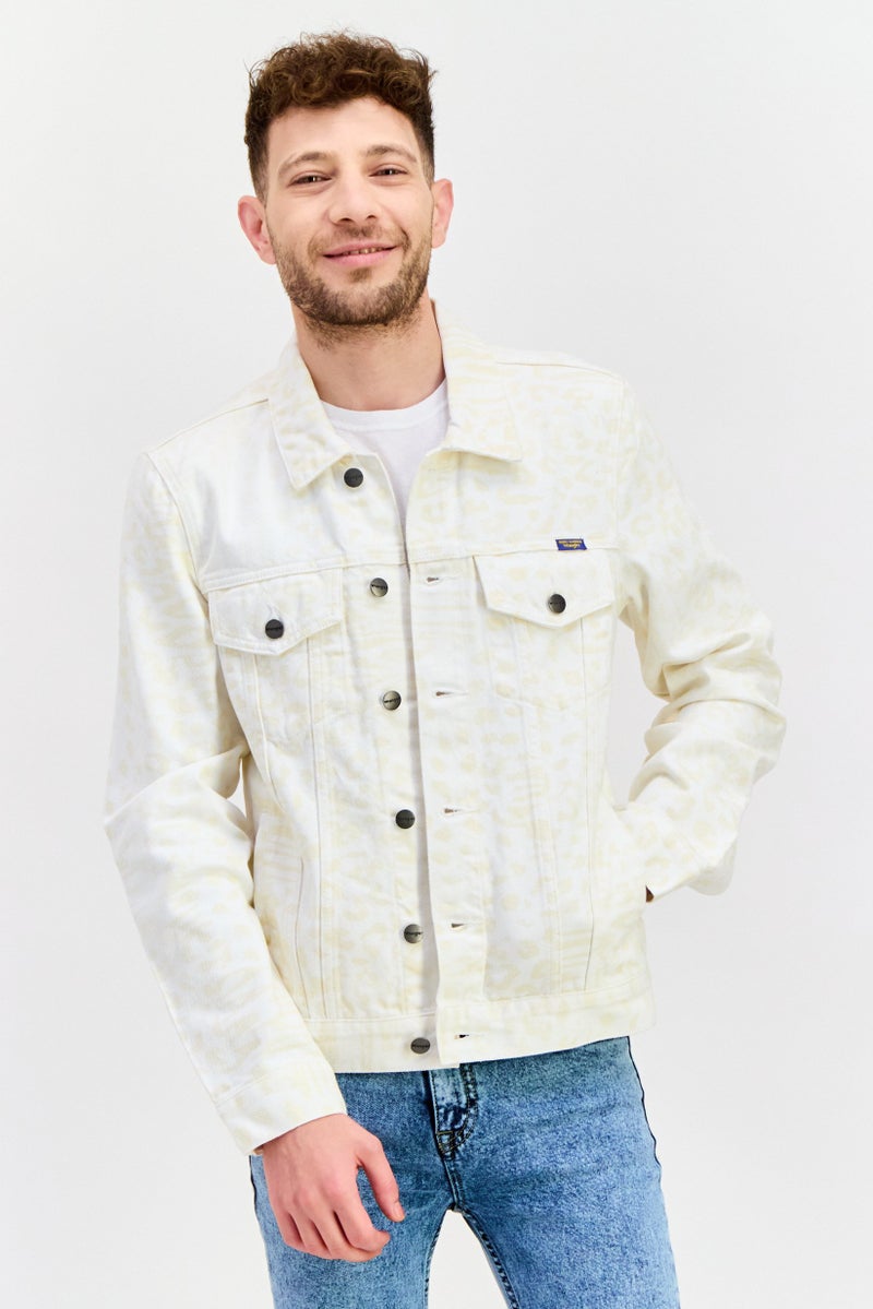 Wrangler جاكيت جينز للرجال بنقشة حيوانات، أبيض فاتح - Image 1